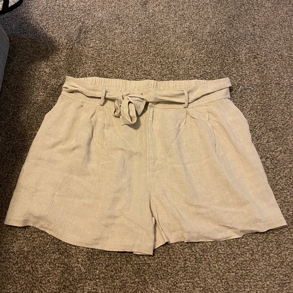 Beige flowly shorts